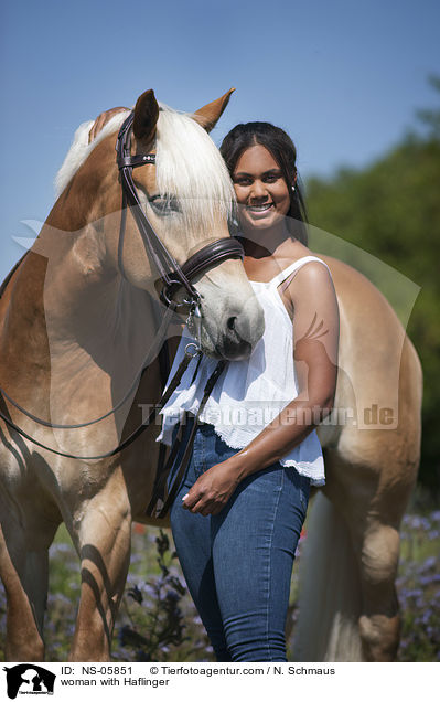 Frau mit Haflinger / woman with Haflinger / NS-05851