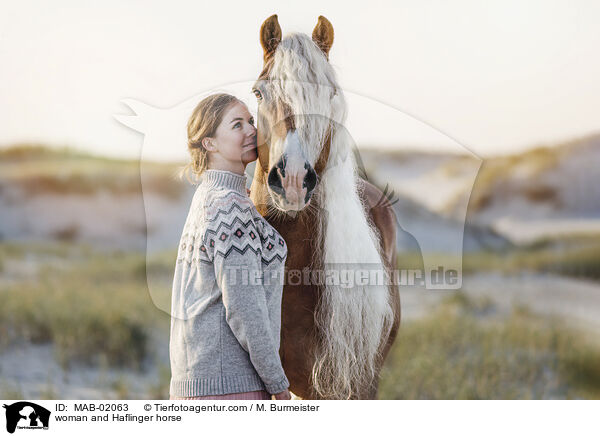 Frau und Haflinger / woman and Haflinger horse / MAB-02063
