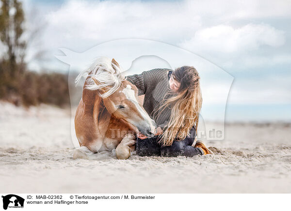 Frau und Haflinger / woman and Haflinger horse / MAB-02362