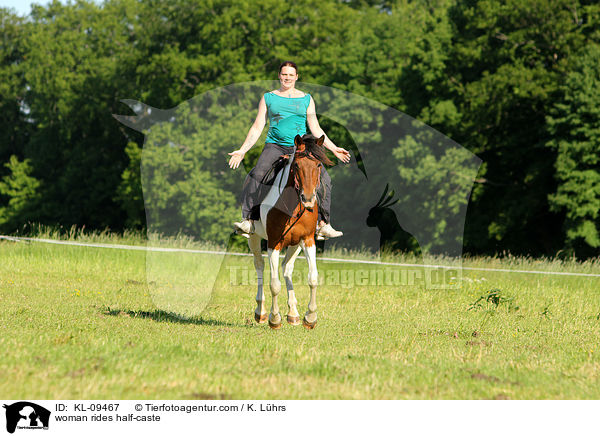 Frau reitet Halbblut / woman rides half-caste / KL-09467