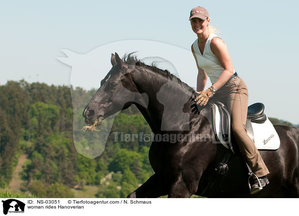 Frau reitet Hannoveraner / woman rides Hanoverian / NS-03051