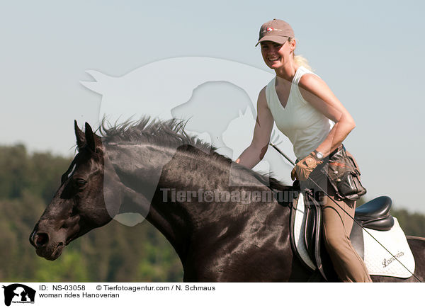 Frau reitet Hannoveraner / woman rides Hanoverian / NS-03058