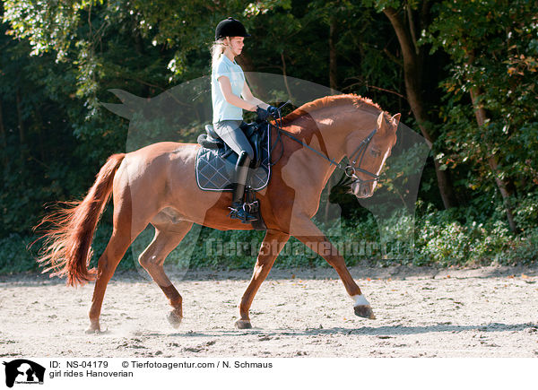 Mdchen reitet Hannoveraner / girl rides Hanoverian / NS-04179