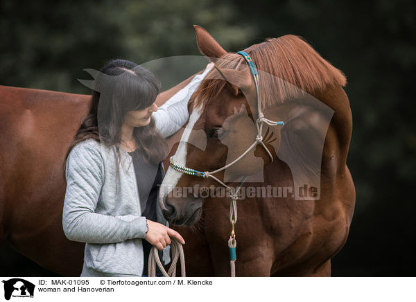 Frau und Hannoveraner / woman and Hanoverian / MAK-01095