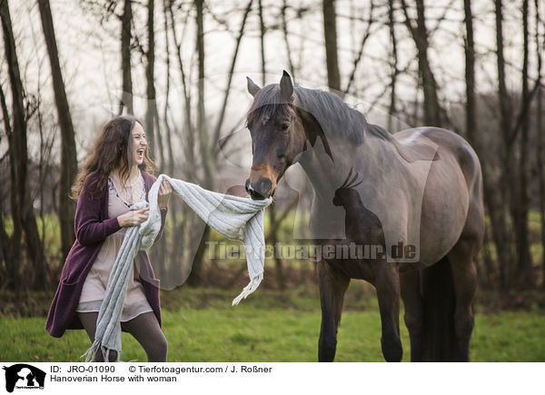 Hannoveraner mit Frau / Hanoverian Horse with woman / JRO-01090