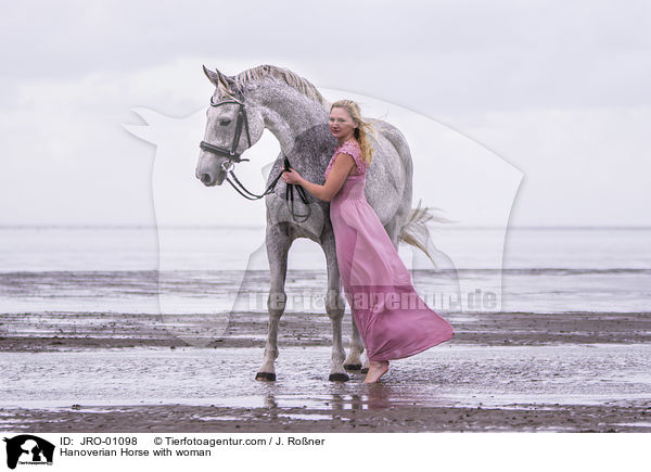 Hannoveraner mit Frau / Hanoverian Horse with woman / JRO-01098
