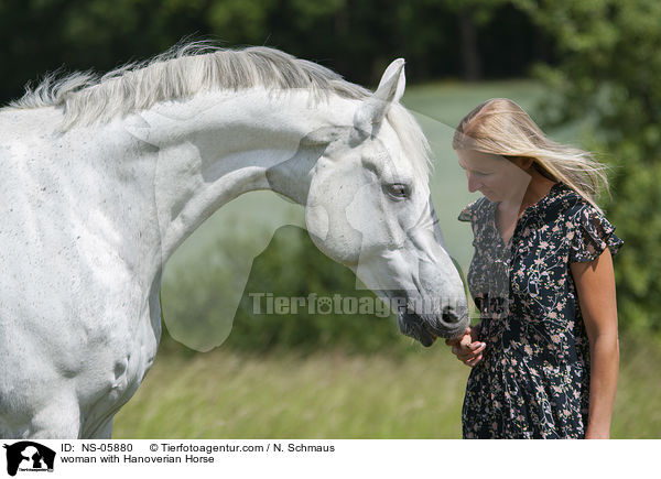Frau mit Hannoveraner / woman with Hanoverian Horse / NS-05880