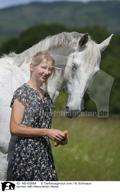 Frau mit Hannoveraner / woman with Hanoverian Horse / NS-05884