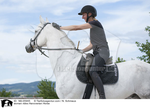 Frau reitet Hannoveraner / woman rides Hanoverian Horse / NS-05945