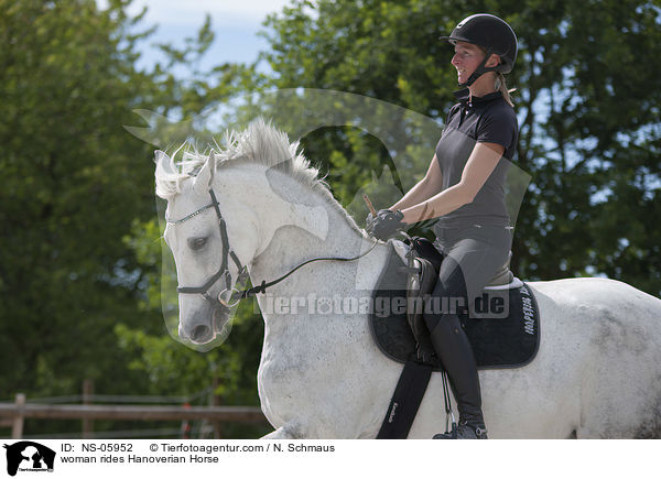 Frau reitet Hannoveraner / woman rides Hanoverian Horse / NS-05952