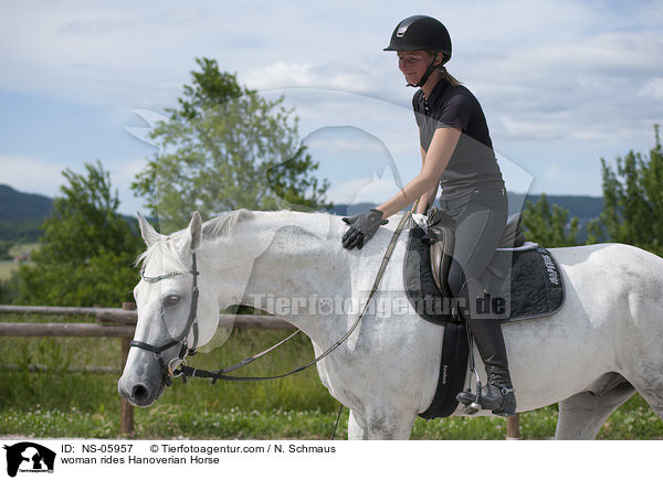 Frau reitet Hannoveraner / woman rides Hanoverian Horse / NS-05957
