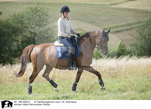 Frau reitet Hannoveraner / woman rides Hanoverian Horse / NS-06221