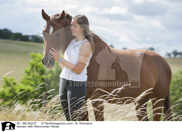 Frau mit Hannoveraner / woman with Hanoverian Horse / NS-06237