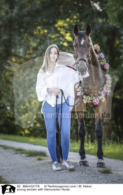 junge Frau mit Hannoveraner / young woman with Hanoverian Horse / MAH-02178
