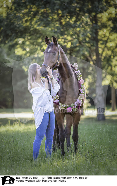 junge Frau mit Hannoveraner / young woman with Hanoverian Horse / MAH-02180