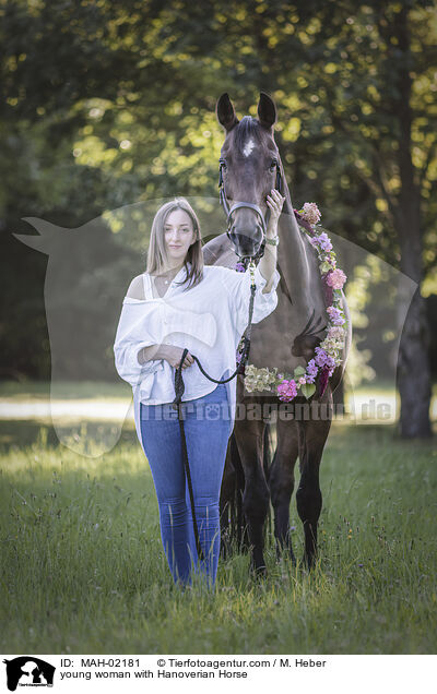 junge Frau mit Hannoveraner / young woman with Hanoverian Horse / MAH-02181