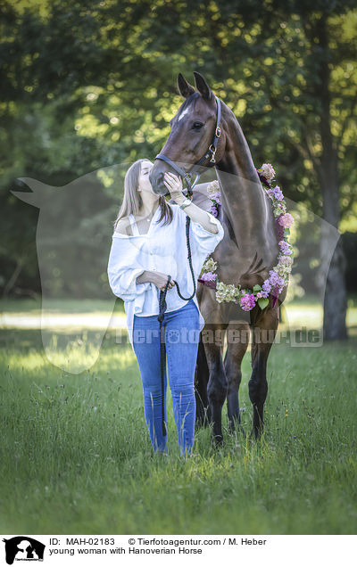 junge Frau mit Hannoveraner / young woman with Hanoverian Horse / MAH-02183