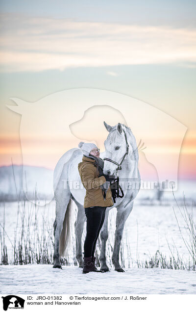 Frau und Hannoveraner / woman and Hanoverian / JRO-01382