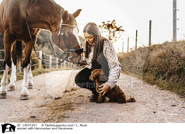 woman with Hanoverian and Havanese / LR-01251