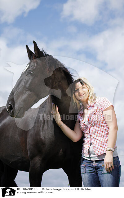junge Frau mit Schwerem Warmblut / young woman with horse / RR-39105