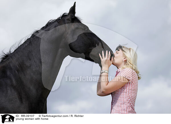junge Frau mit Schwerem Warmblut / young woman with horse / RR-39107