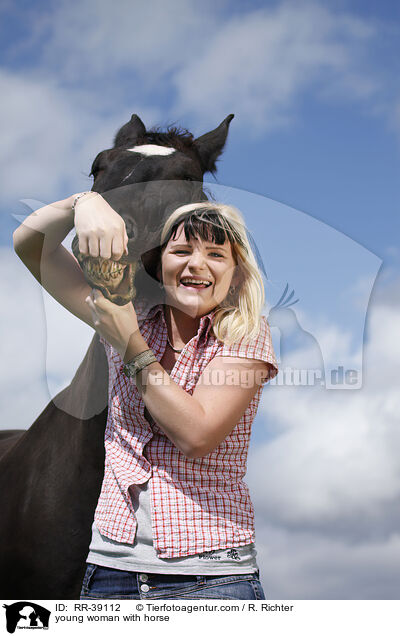 junge Frau mit Schwerem Warmblut / young woman with horse / RR-39112