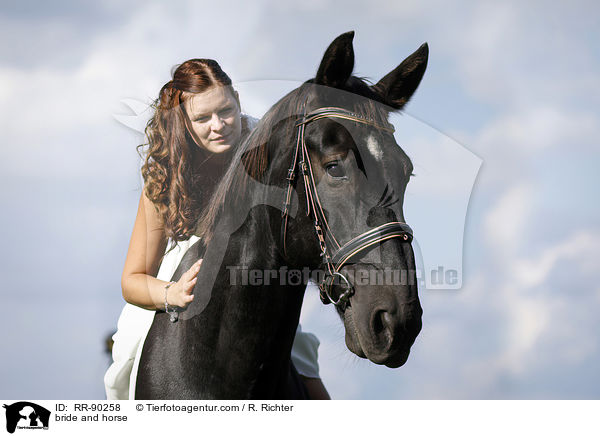 Braut und Pferd / bride and horse / RR-90258