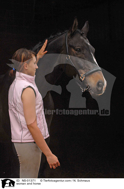 Frau und Hesse / woman and horse / NS-01371