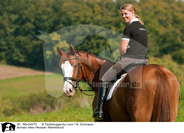Frau reitet Hessisches Warmblut / woman rides Hessian Warmblood / NS-04070