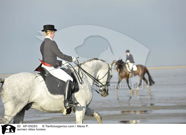 women rides horses / AP-09283