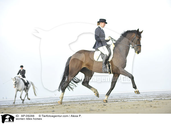 women rides horses / AP-09288
