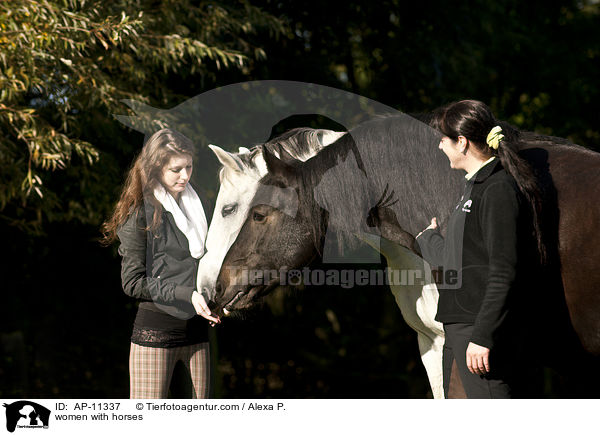 women with horses / AP-11337