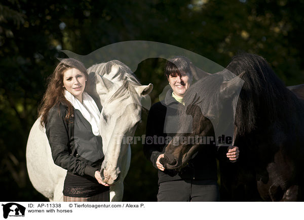 women with horses / AP-11338