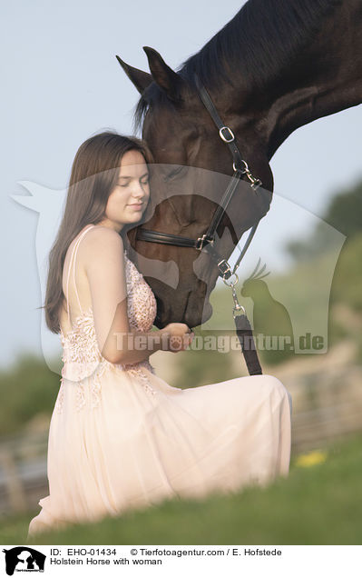 Holsteiner mit Frau / Holstein Horse with woman / EHO-01434