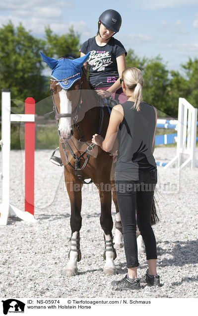 Frauen mit Holsteiner / womans with Holstein Horse / NS-05974