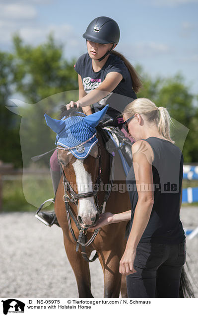 Frauen mit Holsteiner / womans with Holstein Horse / NS-05975