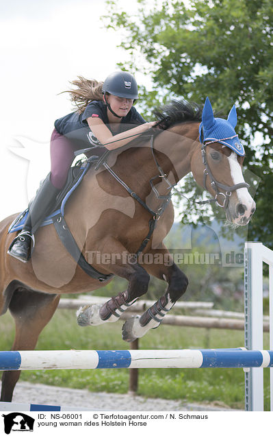 junge Frau reitet Holsteiner / young woman rides Holstein Horse / NS-06001