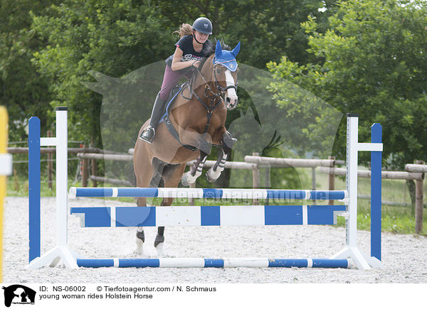 junge Frau reitet Holsteiner / young woman rides Holstein Horse / NS-06002