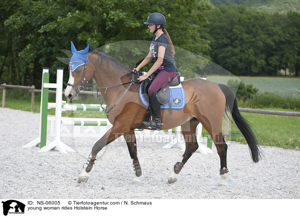 junge Frau reitet Holsteiner / young woman rides Holstein Horse / NS-06005