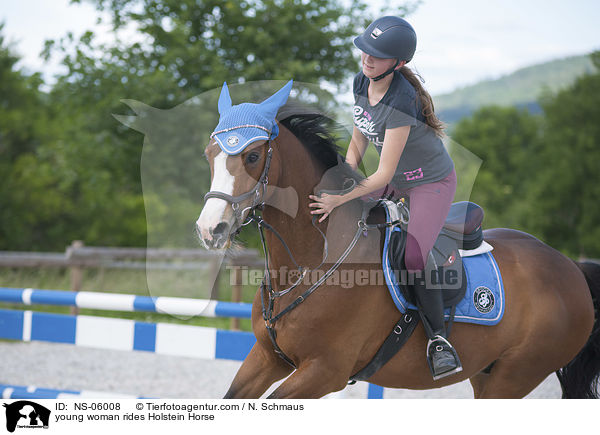 junge Frau reitet Holsteiner / young woman rides Holstein Horse / NS-06008