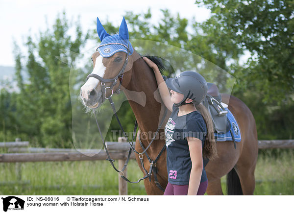 junge Frau mit Holsteiner / young woman with Holstein Horse / NS-06016