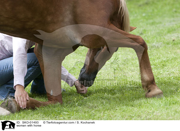 Frau mit Pferd / woman with horse / SKO-01493
