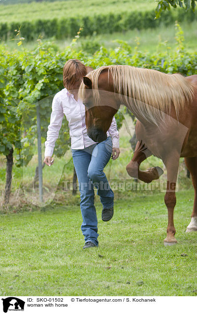 Frau mit Pferd / woman with horse / SKO-01502