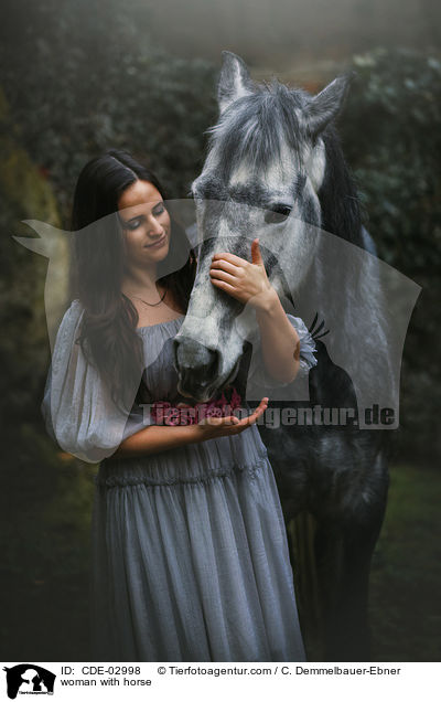 Frau mit Grauschimmel / woman with horse / CDE-02998