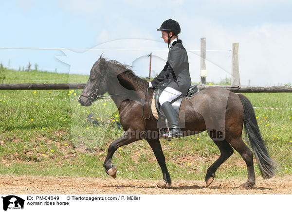 Frau reitet Islnder / woman rides horse / PM-04049