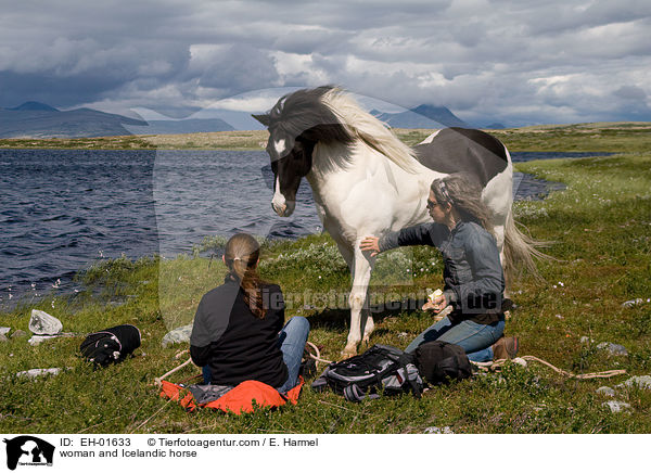 Frauen und Islnder / woman and Icelandic horse / EH-01633