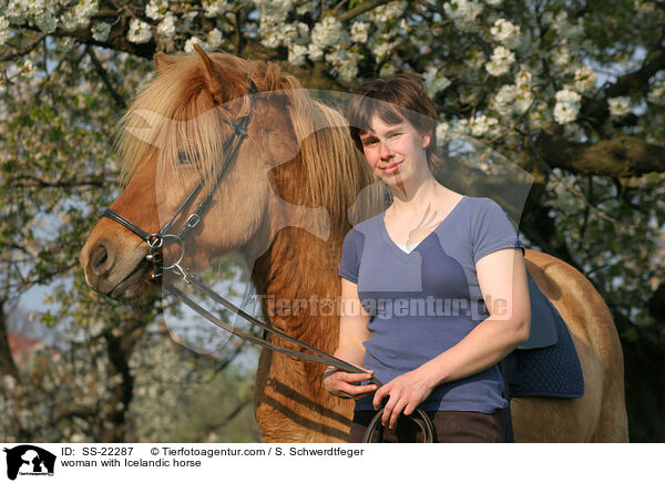 Frau mit Islnder / woman with Icelandic horse / SS-22287