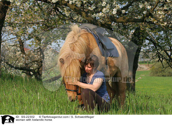 Frau mit Islnder / woman with Icelandic horse / SS-22302