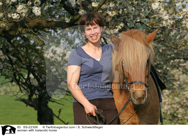 Frau mit Islnder / woman with Icelandic horse / SS-22306