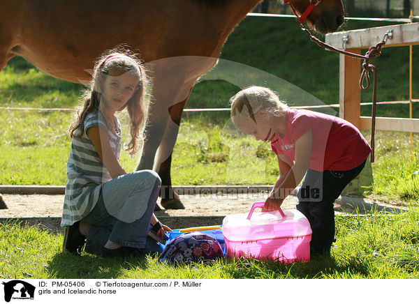 girls and Icelandic horse / PM-05406